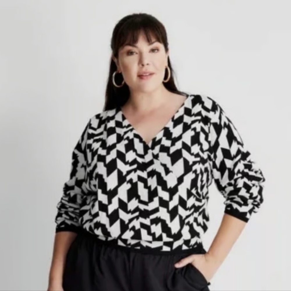Future Collective Black & White Sweater Size 2X EUC